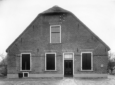 842651 Gezicht op een leegstaande boerderij langs de provinciale weg IJsselstein-Benschop (‘Weg nr. 6', huisnummer 7; ...